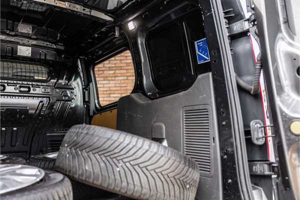 Ford Transit Connect 1.0 Ecoboost L2 | CarPlay | Camera | Navigatie | Stoelverwarming | DAB | 3-Zitter | Trekhaak | Nieuwe APK