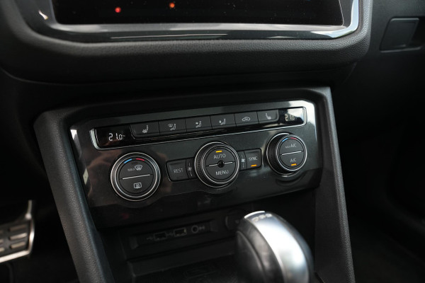 Volkswagen Tiguan Allspace 2.0 TSI 4Motion Highline Business R 7p. Mistlampen adaptief Cruise control adaptief Hill hold Camera Navi R-line Dakrails