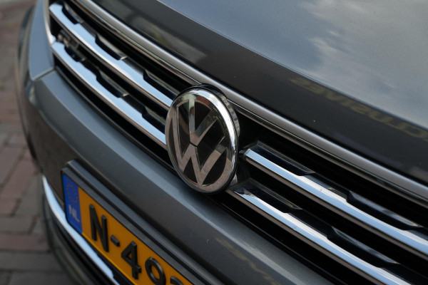 Volkswagen Tiguan Allspace 2.0 TSI 4Motion Highline Business R 7p. Mistlampen adaptief Cruise control adaptief Hill hold Camera Navi R-line Dakrails