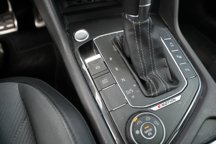 Volkswagen Tiguan Allspace 2.0 TSI 4Motion Highline Business R 7p. Mistlampen adaptief Cruise control adaptief Hill hold Camera Navi R-line Dakrails