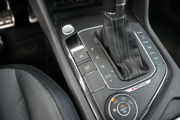 Volkswagen Tiguan Allspace 2.0 TSI 4Motion Highline Business R 7p. Mistlampen adaptief Cruise control adaptief Hill hold Camera Navi R-line Dakrails