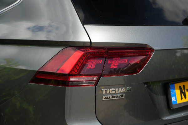 Volkswagen Tiguan Allspace 2.0 TSI 4Motion Highline Business R 7p. Mistlampen adaptief Cruise control adaptief Hill hold Camera Navi R-line Dakrails