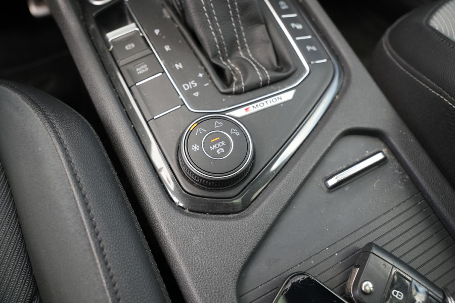 Volkswagen Tiguan Allspace 2.0 TSI 4Motion Highline Business R 7p. Mistlampen adaptief Cruise control adaptief Hill hold Camera Navi R-line Dakrails