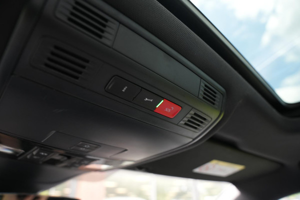 Volkswagen Tiguan Allspace 2.0 TSI 4Motion Highline Business R 7p. Mistlampen adaptief Cruise control adaptief Hill hold Camera Navi R-line Dakrails