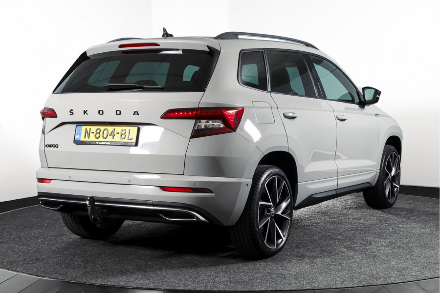 Škoda Karoq 1.5 TSI ACT Sportline Business 150 PK | Dig. Cockpit | Adapt. Cruise | Winterpakket | PDC | Camera | NAV + App. Connect | ECC | Elek. Trekhaak | LM 19" |