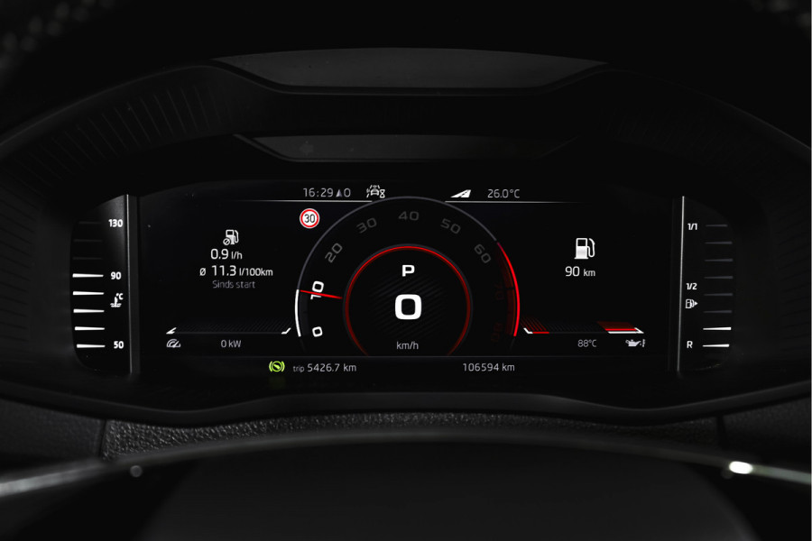 Škoda Karoq 1.5 TSI ACT Sportline Business 150 PK | Dig. Cockpit | Adapt. Cruise | Winterpakket | PDC | Camera | NAV + App. Connect | ECC | Elek. Trekhaak | LM 19" |