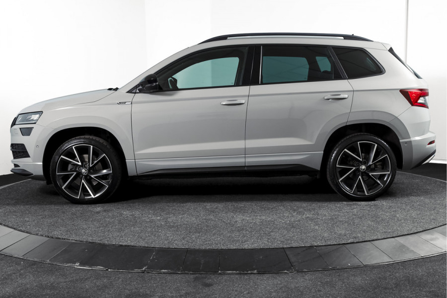 Škoda Karoq 1.5 TSI ACT Sportline Business 150 PK | Dig. Cockpit | Adapt. Cruise | Winterpakket | PDC | Camera | NAV + App. Connect | ECC | Elek. Trekhaak | LM 19" |