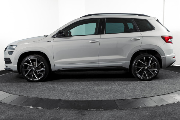 Škoda Karoq 1.5 TSI ACT Sportline Business 150 PK | Dig. Cockpit | Adapt. Cruise | Winterpakket | PDC | Camera | NAV + App. Connect | ECC | Elek. Trekhaak | LM 19" |