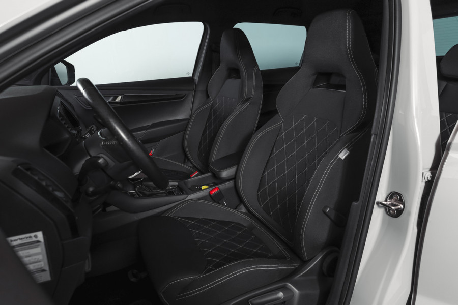 Škoda Karoq 1.5 TSI ACT Sportline Business 150 PK | Dig. Cockpit | Adapt. Cruise | Winterpakket | PDC | Camera | NAV + App. Connect | ECC | Elek. Trekhaak | LM 19" |