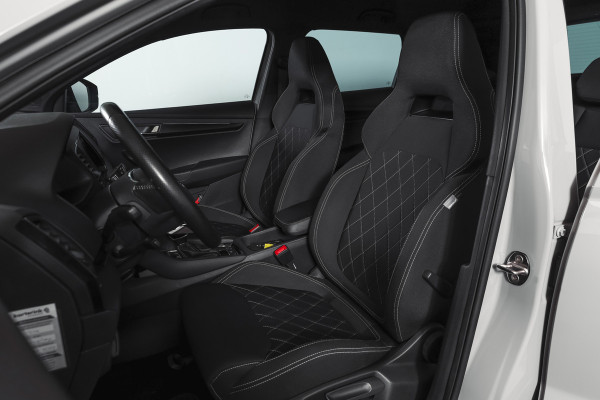 Škoda Karoq 1.5 TSI ACT Sportline Business 150 PK | Dig. Cockpit | Adapt. Cruise | Winterpakket | PDC | Camera | NAV + App. Connect | ECC | Elek. Trekhaak | LM 19" |