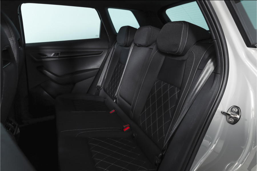Škoda Karoq 1.5 TSI ACT Sportline Business 150 PK | Dig. Cockpit | Adapt. Cruise | Winterpakket | PDC | Camera | NAV + App. Connect | ECC | Elek. Trekhaak | LM 19" |