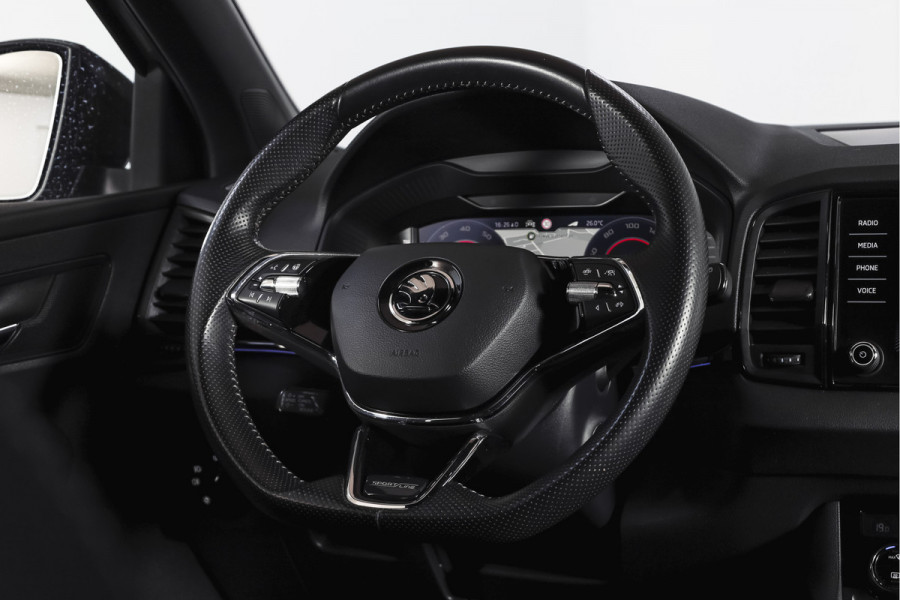 Škoda Karoq 1.5 TSI ACT Sportline Business 150 PK | Dig. Cockpit | Adapt. Cruise | Winterpakket | PDC | Camera | NAV + App. Connect | ECC | Elek. Trekhaak | LM 19" |