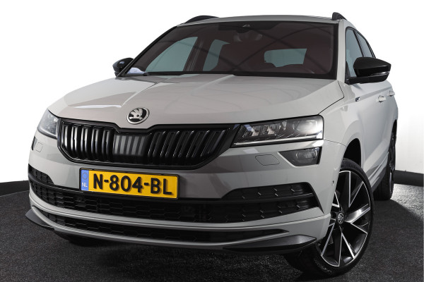 Škoda Karoq 1.5 TSI ACT Sportline Business 150 PK | Dig. Cockpit | Adapt. Cruise | Winterpakket | PDC | Camera | NAV + App. Connect | ECC | Elek. Trekhaak | LM 19" |