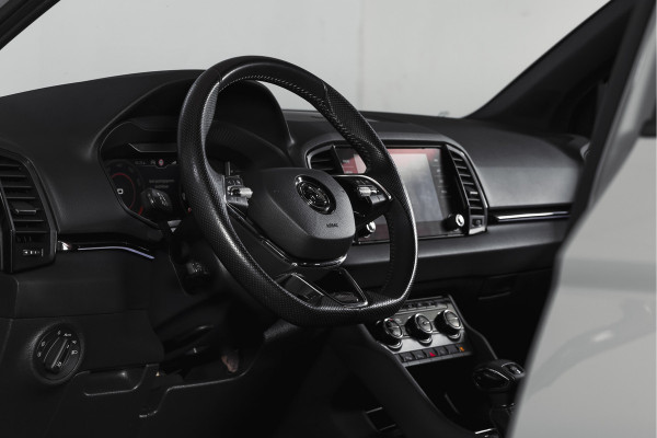 Škoda Karoq 1.5 TSI ACT Sportline Business 150 PK | Dig. Cockpit | Adapt. Cruise | Winterpakket | PDC | Camera | NAV + App. Connect | ECC | Elek. Trekhaak | LM 19" |