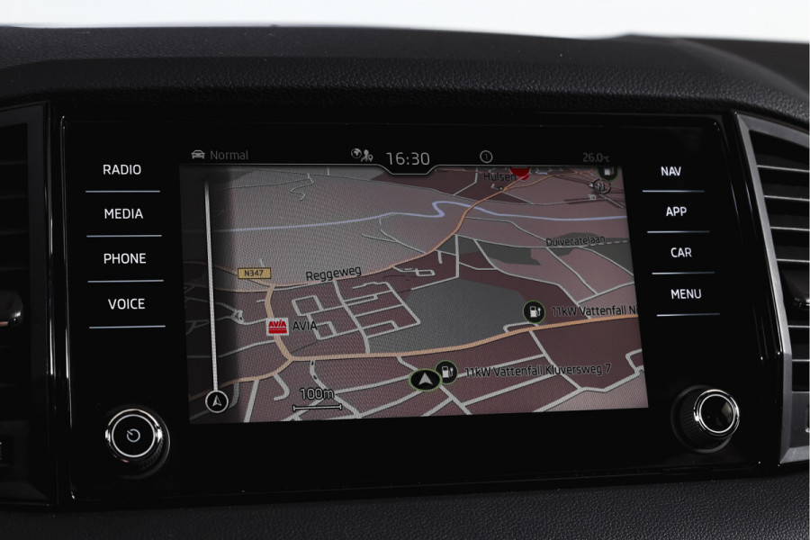 Škoda Karoq 1.5 TSI ACT Sportline Business 150 PK | Dig. Cockpit | Adapt. Cruise | Winterpakket | PDC | Camera | NAV + App. Connect | ECC | Elek. Trekhaak | LM 19" |