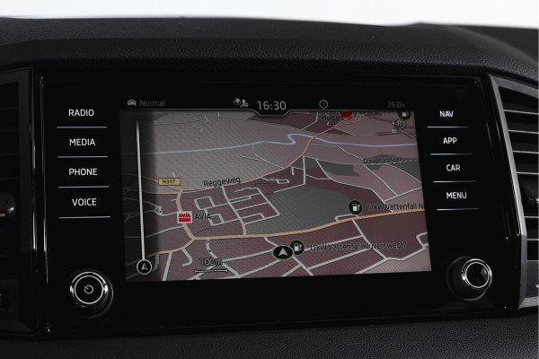Škoda Karoq 1.5 TSI ACT Sportline Business 150 PK | Dig. Cockpit | Adapt. Cruise | Winterpakket | PDC | Camera | NAV + App. Connect | ECC | Elek. Trekhaak | LM 19" |