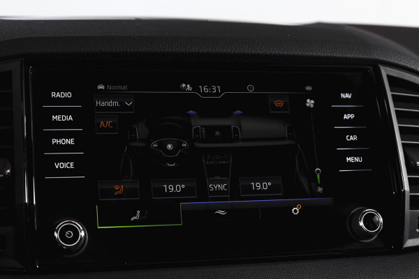 Škoda Karoq 1.5 TSI ACT Sportline Business 150 PK | Dig. Cockpit | Adapt. Cruise | Winterpakket | PDC | Camera | NAV + App. Connect | ECC | Elek. Trekhaak | LM 19" |