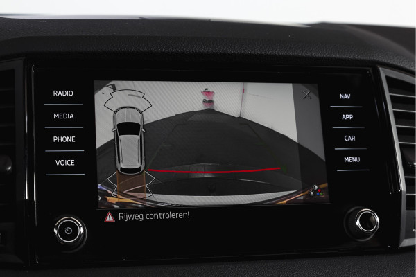 Škoda Karoq 1.5 TSI ACT Sportline Business 150 PK | Dig. Cockpit | Adapt. Cruise | Winterpakket | PDC | Camera | NAV + App. Connect | ECC | Elek. Trekhaak | LM 19" |