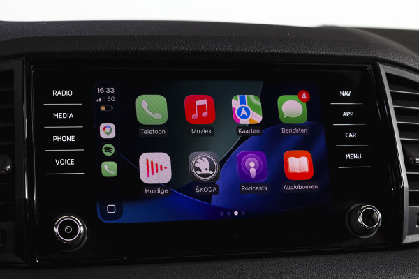Škoda Karoq 1.5 TSI ACT Sportline Business 150 PK | Dig. Cockpit | Adapt. Cruise | Winterpakket | PDC | Camera | NAV + App. Connect | ECC | Elek. Trekhaak | LM 19" |