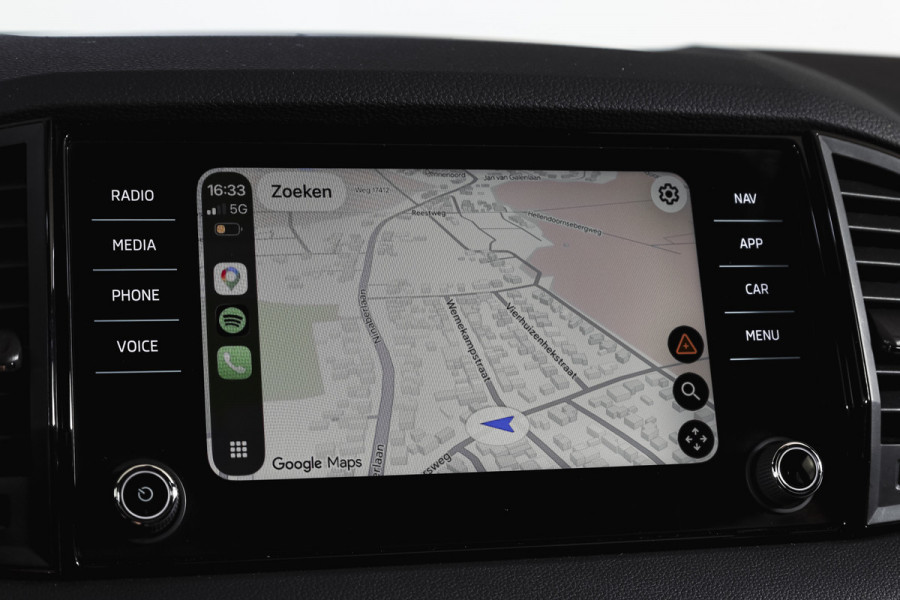 Škoda Karoq 1.5 TSI ACT Sportline Business 150 PK | Dig. Cockpit | Adapt. Cruise | Winterpakket | PDC | Camera | NAV + App. Connect | ECC | Elek. Trekhaak | LM 19" |