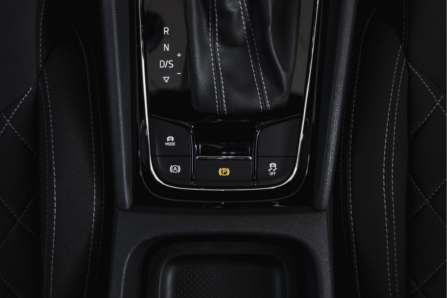 Škoda Karoq 1.5 TSI ACT Sportline Business 150 PK | Dig. Cockpit | Adapt. Cruise | Winterpakket | PDC | Camera | NAV + App. Connect | ECC | Elek. Trekhaak | LM 19" |
