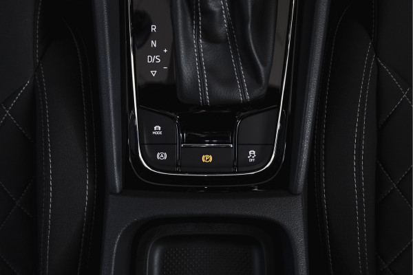 Škoda Karoq 1.5 TSI ACT Sportline Business 150 PK | Dig. Cockpit | Adapt. Cruise | Winterpakket | PDC | Camera | NAV + App. Connect | ECC | Elek. Trekhaak | LM 19" |