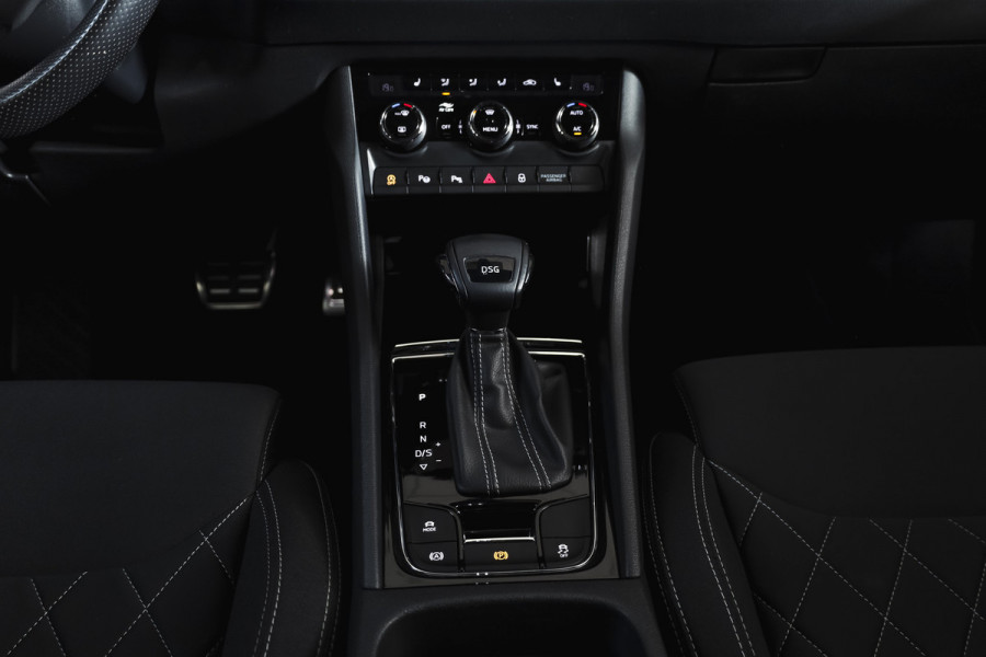 Škoda Karoq 1.5 TSI ACT Sportline Business 150 PK | Dig. Cockpit | Adapt. Cruise | Winterpakket | PDC | Camera | NAV + App. Connect | ECC | Elek. Trekhaak | LM 19" |