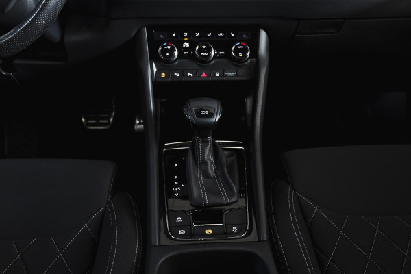 Škoda Karoq 1.5 TSI ACT Sportline Business 150 PK | Dig. Cockpit | Adapt. Cruise | Winterpakket | PDC | Camera | NAV + App. Connect | ECC | Elek. Trekhaak | LM 19" |