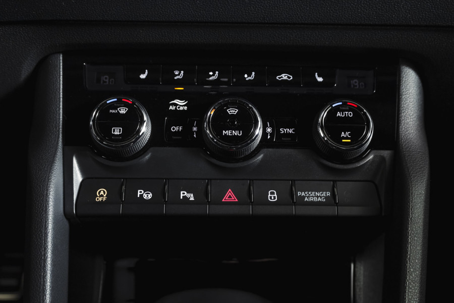 Škoda Karoq 1.5 TSI ACT Sportline Business 150 PK | Dig. Cockpit | Adapt. Cruise | Winterpakket | PDC | Camera | NAV + App. Connect | ECC | Elek. Trekhaak | LM 19" |