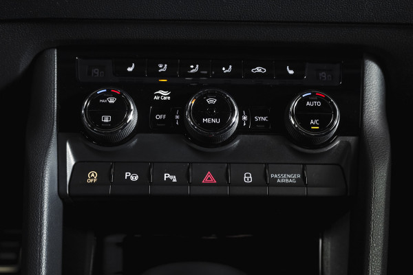 Škoda Karoq 1.5 TSI ACT Sportline Business 150 PK | Dig. Cockpit | Adapt. Cruise | Winterpakket | PDC | Camera | NAV + App. Connect | ECC | Elek. Trekhaak | LM 19" |