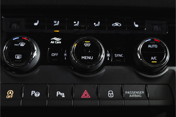 Škoda Karoq 1.5 TSI ACT Sportline Business 150 PK | Dig. Cockpit | Adapt. Cruise | Winterpakket | PDC | Camera | NAV + App. Connect | ECC | Elek. Trekhaak | LM 19" |
