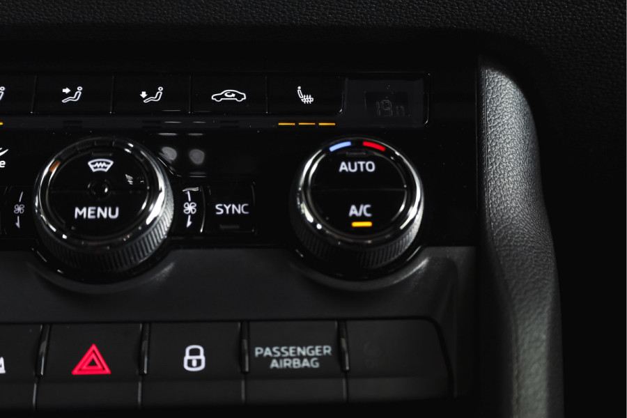 Škoda Karoq 1.5 TSI ACT Sportline Business 150 PK | Dig. Cockpit | Adapt. Cruise | Winterpakket | PDC | Camera | NAV + App. Connect | ECC | Elek. Trekhaak | LM 19" |
