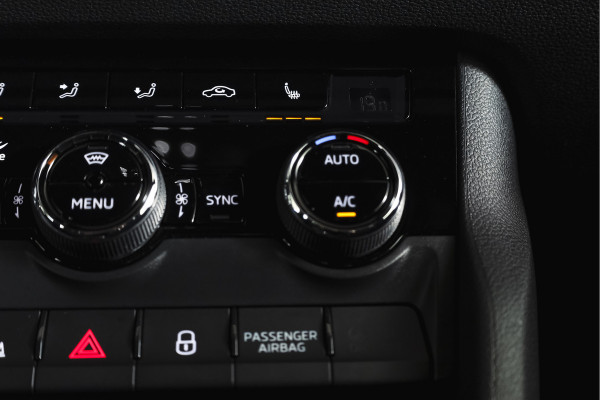 Škoda Karoq 1.5 TSI ACT Sportline Business 150 PK | Dig. Cockpit | Adapt. Cruise | Winterpakket | PDC | Camera | NAV + App. Connect | ECC | Elek. Trekhaak | LM 19" |