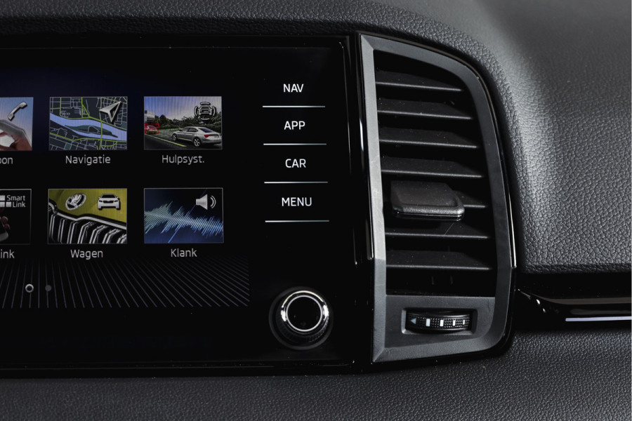 Škoda Karoq 1.5 TSI ACT Sportline Business 150 PK | Dig. Cockpit | Adapt. Cruise | Winterpakket | PDC | Camera | NAV + App. Connect | ECC | Elek. Trekhaak | LM 19" |