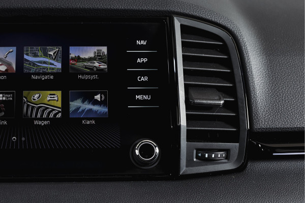 Škoda Karoq 1.5 TSI ACT Sportline Business 150 PK | Dig. Cockpit | Adapt. Cruise | Winterpakket | PDC | Camera | NAV + App. Connect | ECC | Elek. Trekhaak | LM 19" |