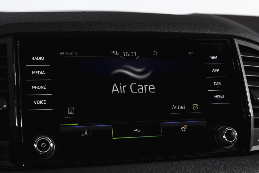 Škoda Karoq 1.5 TSI ACT Sportline Business 150 PK | Dig. Cockpit | Adapt. Cruise | Winterpakket | PDC | Camera | NAV + App. Connect | ECC | Elek. Trekhaak | LM 19" |