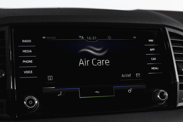 Škoda Karoq 1.5 TSI ACT Sportline Business 150 PK | Dig. Cockpit | Adapt. Cruise | Winterpakket | PDC | Camera | NAV + App. Connect | ECC | Elek. Trekhaak | LM 19" |