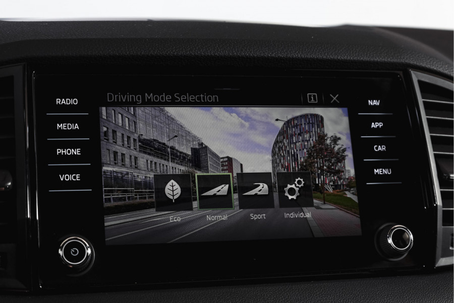 Škoda Karoq 1.5 TSI ACT Sportline Business 150 PK | Dig. Cockpit | Adapt. Cruise | Winterpakket | PDC | Camera | NAV + App. Connect | ECC | Elek. Trekhaak | LM 19" |