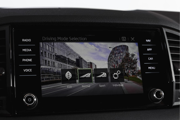 Škoda Karoq 1.5 TSI ACT Sportline Business 150 PK | Dig. Cockpit | Adapt. Cruise | Winterpakket | PDC | Camera | NAV + App. Connect | ECC | Elek. Trekhaak | LM 19" |