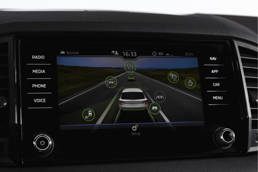 Škoda Karoq 1.5 TSI ACT Sportline Business 150 PK | Dig. Cockpit | Adapt. Cruise | Winterpakket | PDC | Camera | NAV + App. Connect | ECC | Elek. Trekhaak | LM 19" |