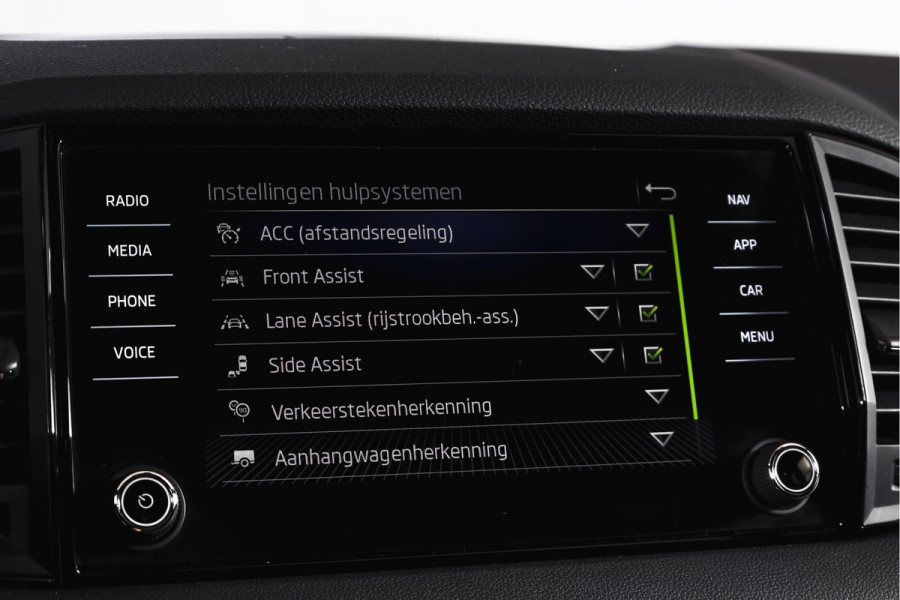 Škoda Karoq 1.5 TSI ACT Sportline Business 150 PK | Dig. Cockpit | Adapt. Cruise | Winterpakket | PDC | Camera | NAV + App. Connect | ECC | Elek. Trekhaak | LM 19" |