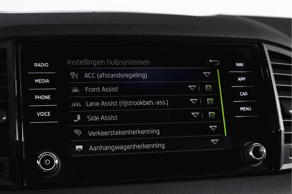 Škoda Karoq 1.5 TSI ACT Sportline Business 150 PK | Dig. Cockpit | Adapt. Cruise | Winterpakket | PDC | Camera | NAV + App. Connect | ECC | Elek. Trekhaak | LM 19" |