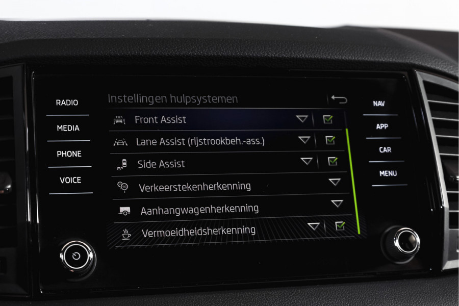 Škoda Karoq 1.5 TSI ACT Sportline Business 150 PK | Dig. Cockpit | Adapt. Cruise | Winterpakket | PDC | Camera | NAV + App. Connect | ECC | Elek. Trekhaak | LM 19" |
