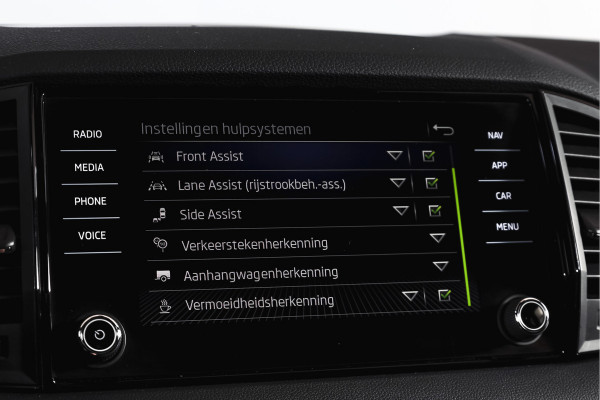 Škoda Karoq 1.5 TSI ACT Sportline Business 150 PK | Dig. Cockpit | Adapt. Cruise | Winterpakket | PDC | Camera | NAV + App. Connect | ECC | Elek. Trekhaak | LM 19" |