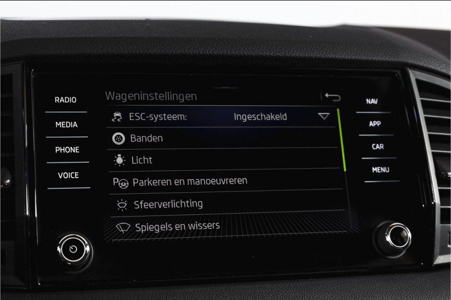 Škoda Karoq 1.5 TSI ACT Sportline Business 150 PK | Dig. Cockpit | Adapt. Cruise | Winterpakket | PDC | Camera | NAV + App. Connect | ECC | Elek. Trekhaak | LM 19" |