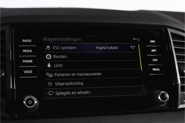 Škoda Karoq 1.5 TSI ACT Sportline Business 150 PK | Dig. Cockpit | Adapt. Cruise | Winterpakket | PDC | Camera | NAV + App. Connect | ECC | Elek. Trekhaak | LM 19" |