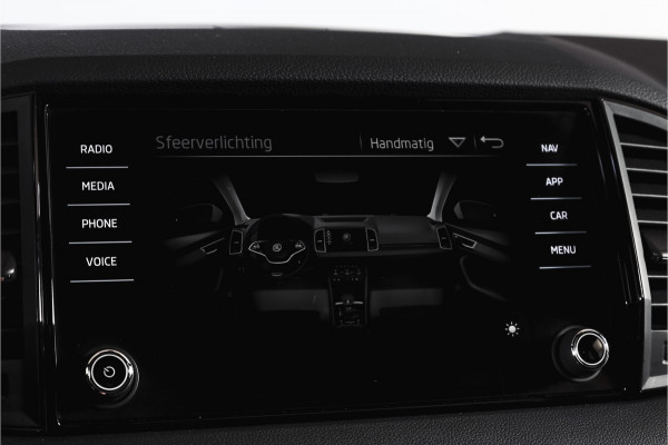 Škoda Karoq 1.5 TSI ACT Sportline Business 150 PK | Dig. Cockpit | Adapt. Cruise | Winterpakket | PDC | Camera | NAV + App. Connect | ECC | Elek. Trekhaak | LM 19" |
