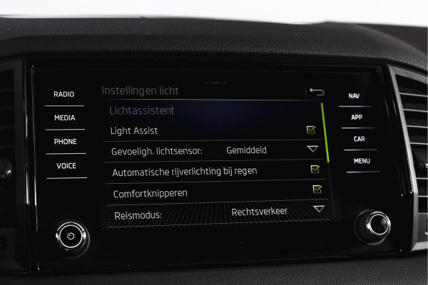 Škoda Karoq 1.5 TSI ACT Sportline Business 150 PK | Dig. Cockpit | Adapt. Cruise | Winterpakket | PDC | Camera | NAV + App. Connect | ECC | Elek. Trekhaak | LM 19" |