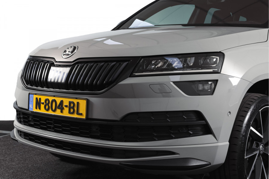 Škoda Karoq 1.5 TSI ACT Sportline Business 150 PK | Dig. Cockpit | Adapt. Cruise | Winterpakket | PDC | Camera | NAV + App. Connect | ECC | Elek. Trekhaak | LM 19" |