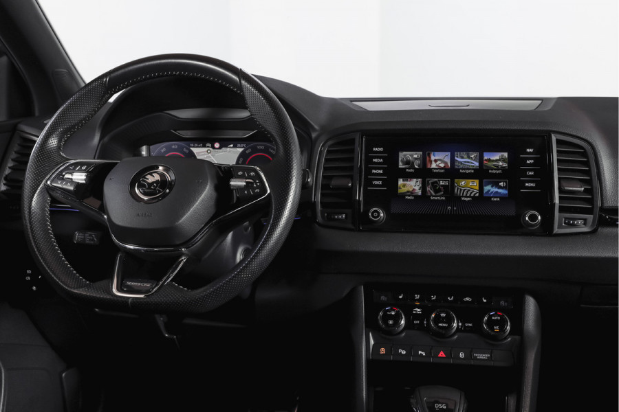 Škoda Karoq 1.5 TSI ACT Sportline Business 150 PK | Dig. Cockpit | Adapt. Cruise | Winterpakket | PDC | Camera | NAV + App. Connect | ECC | Elek. Trekhaak | LM 19" |